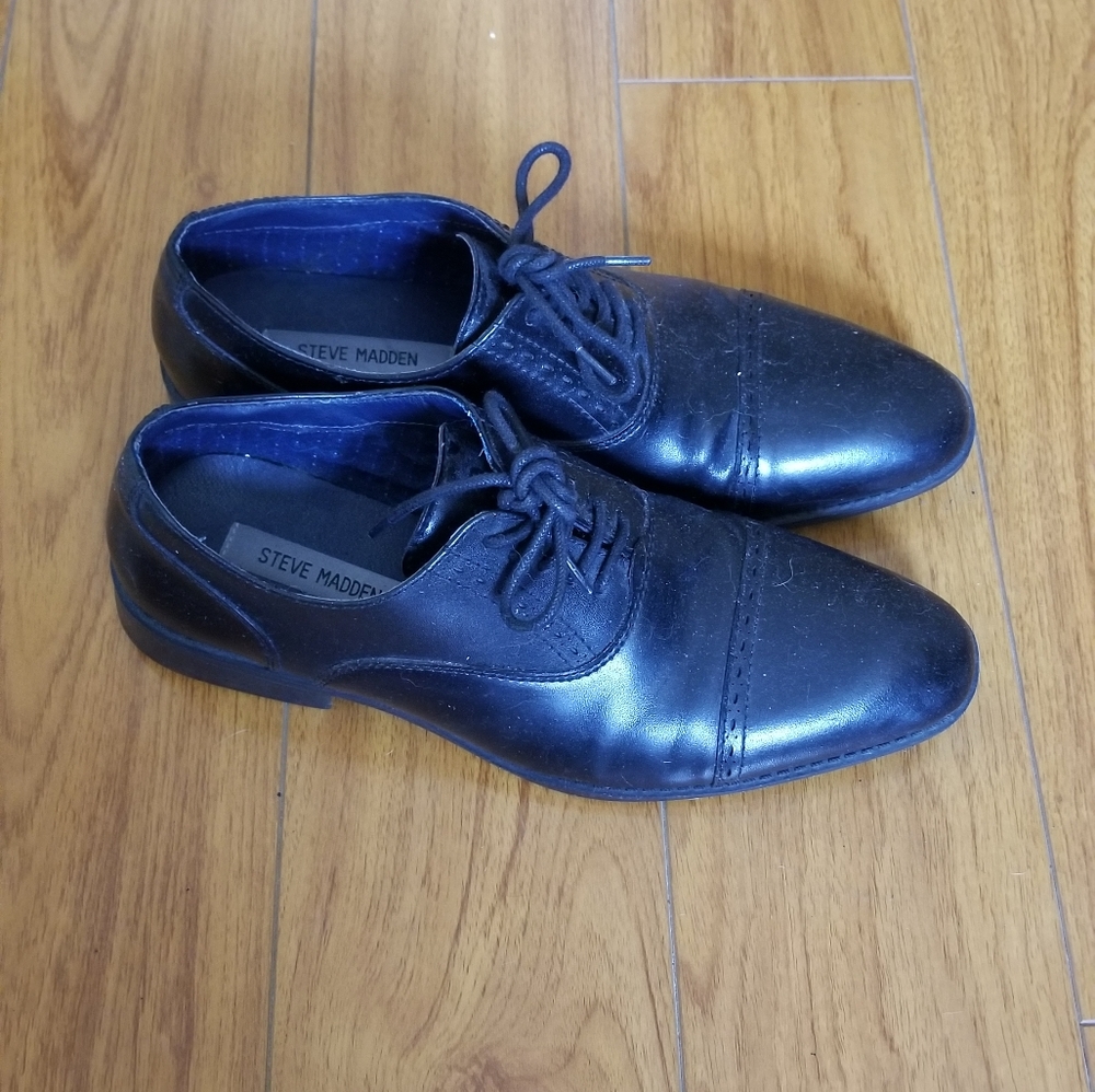 Black Steve Madden pointed toe leather oxfords